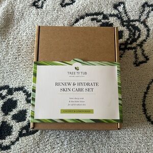 Tree to Tub - nwt - down sizing // renew hydrate skin care set